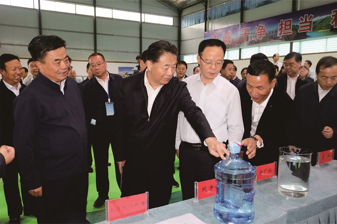 1616121908835.jpg 水利部党组书记、部长鄂竟平带队观摩甘肃水务庄浪供水公司南坪水厂.jpg